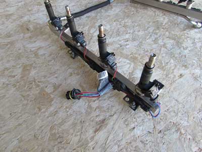 BMW Fuel Rail w/ 8 Injectors and Wiring Harnesses 13647523423 E60 2004-2005 545i Sedan3